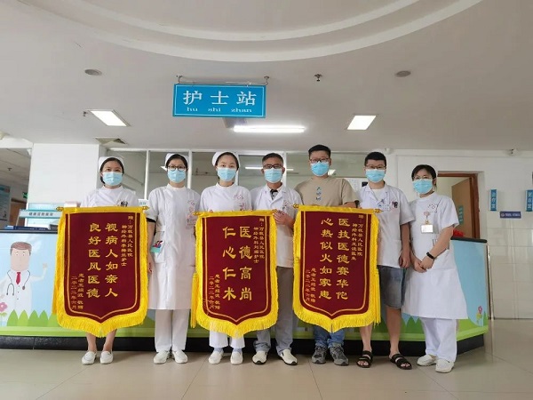 【錦旗傳情，溫暖人心】萬載縣人民醫院成功救治小腦出血患者?