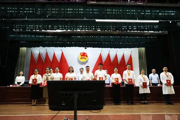祝賀！我院黃偉翔醫生榮獲首屆“萬載青年五四獎章”個人獎