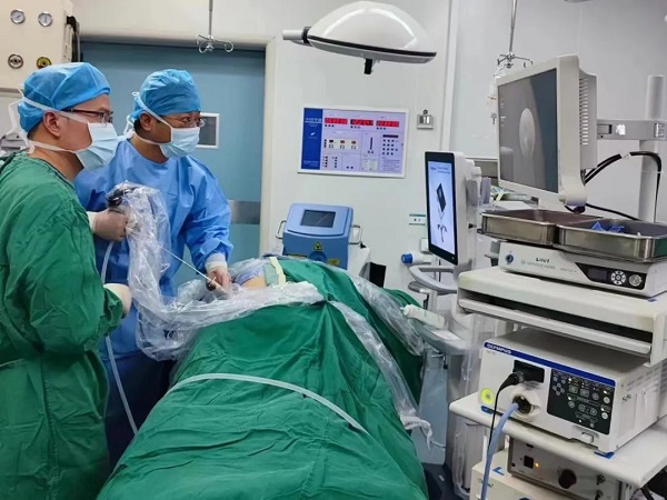 腎結石合并腎囊腫，微創術一次性解決